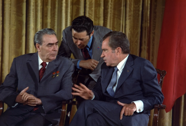 1280px-Leonid Brezhnev and Richard Nixon talks in 1973.png